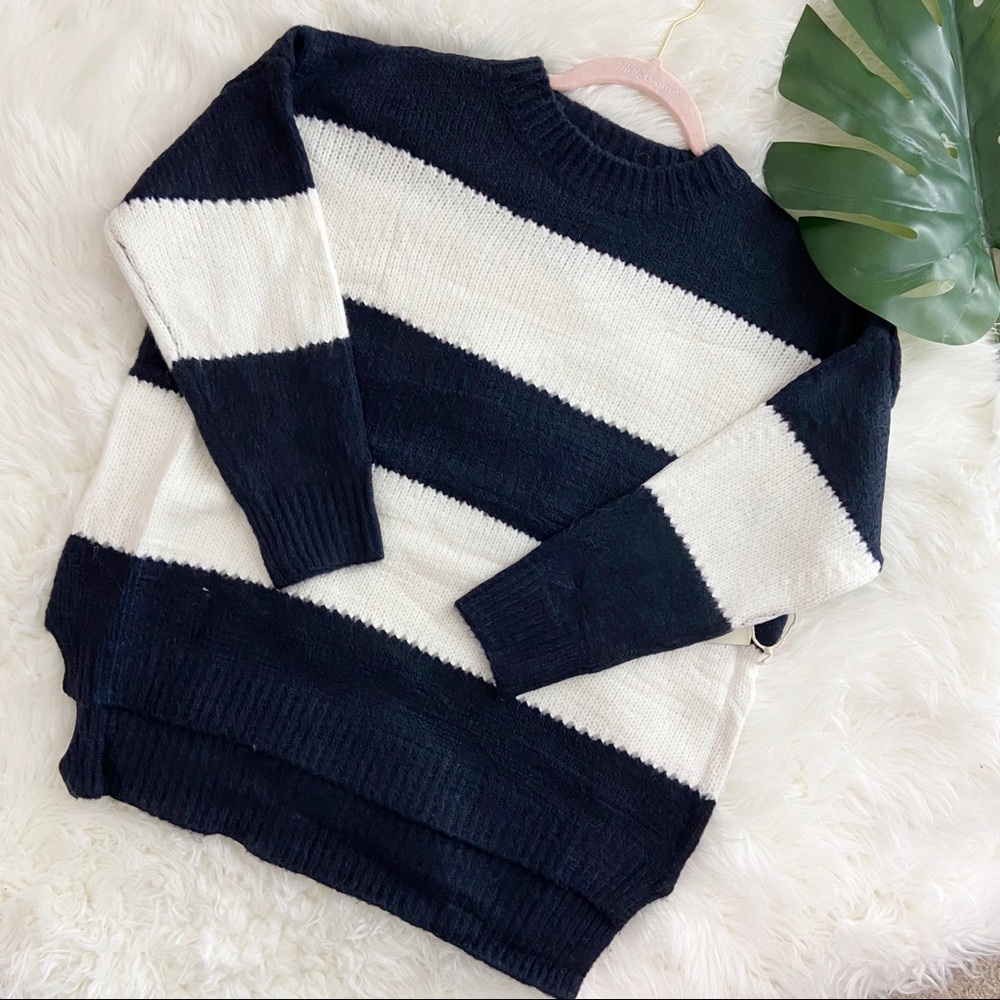 🌿 NAVY IVORY SWEATER🌿 - Picture 3 of 5